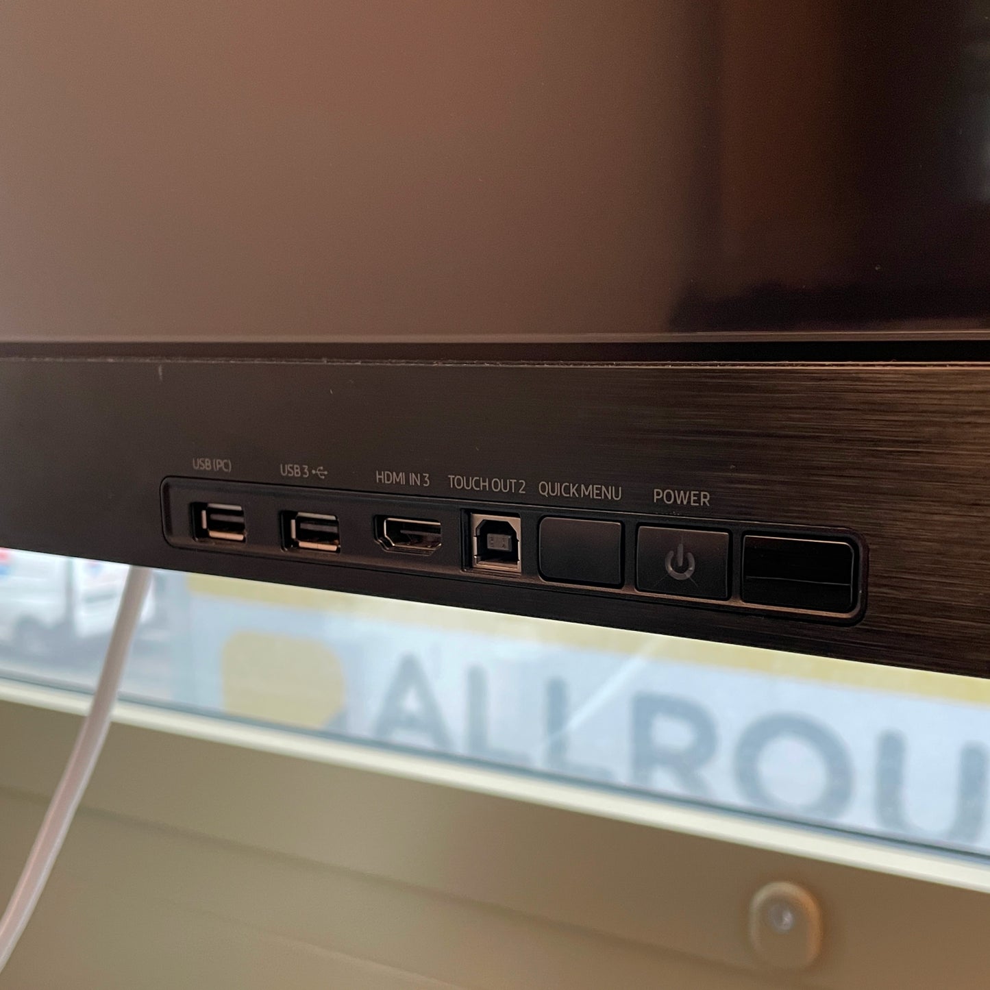 Samsung TV auf Ständer mit Rollen