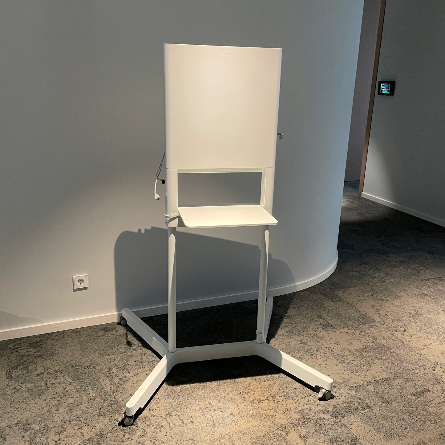Smart-Whiteboard-TV-Ständer mit Rollen
