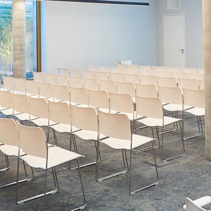 Stuhlwagen mit 80 Konferenzstühlen