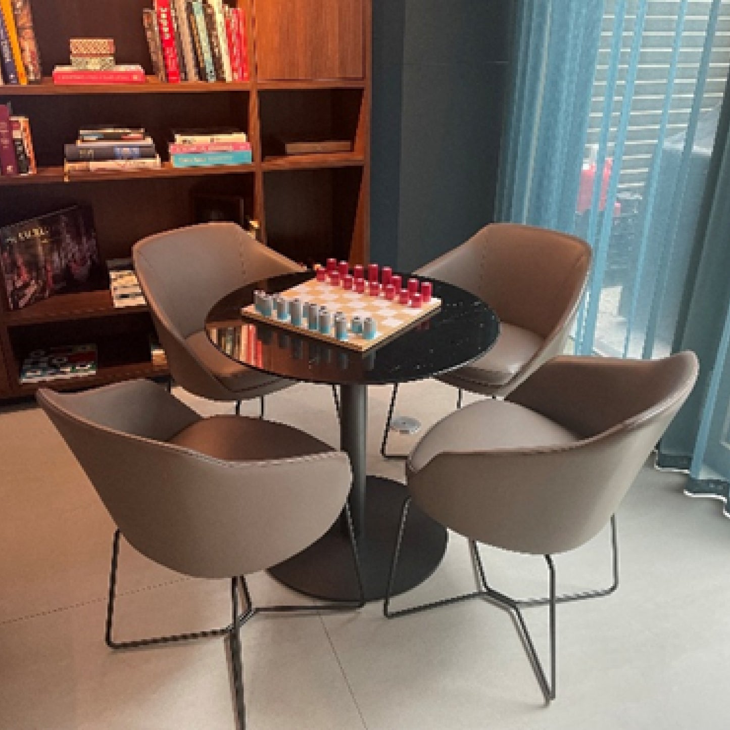 Ledersessel + Marmortisch