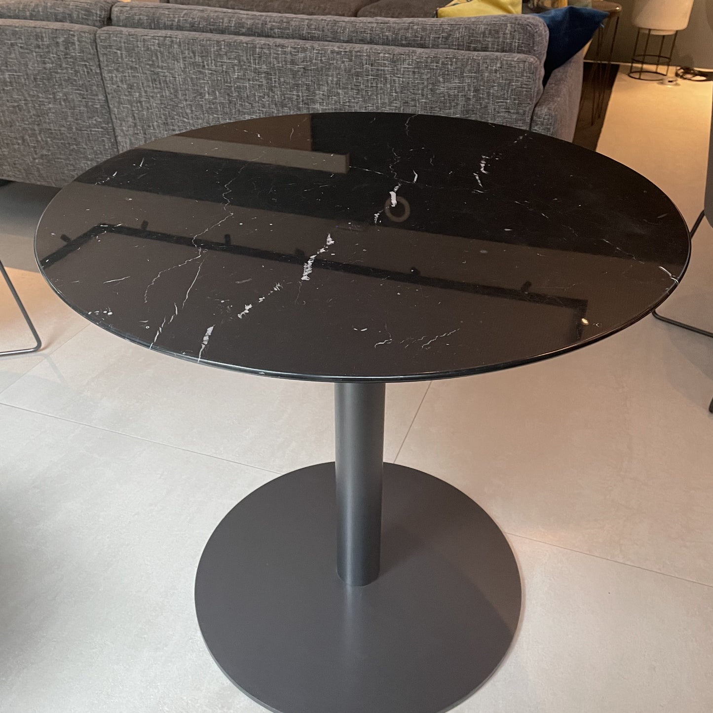 Ledersessel + Marmortisch