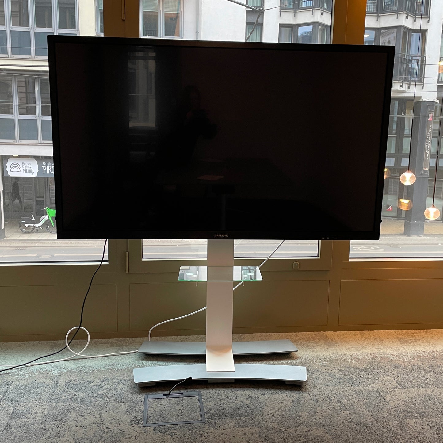 Samsung TV auf Ständer mit Rollen