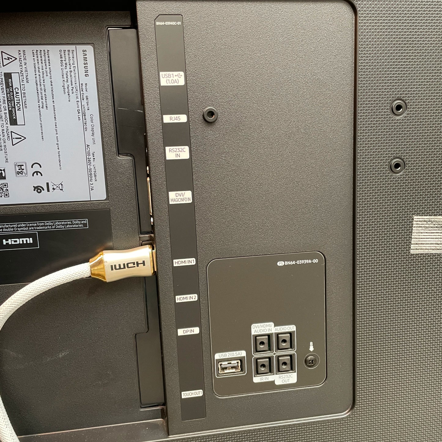 Samsung TV auf Ständer mit Rollen