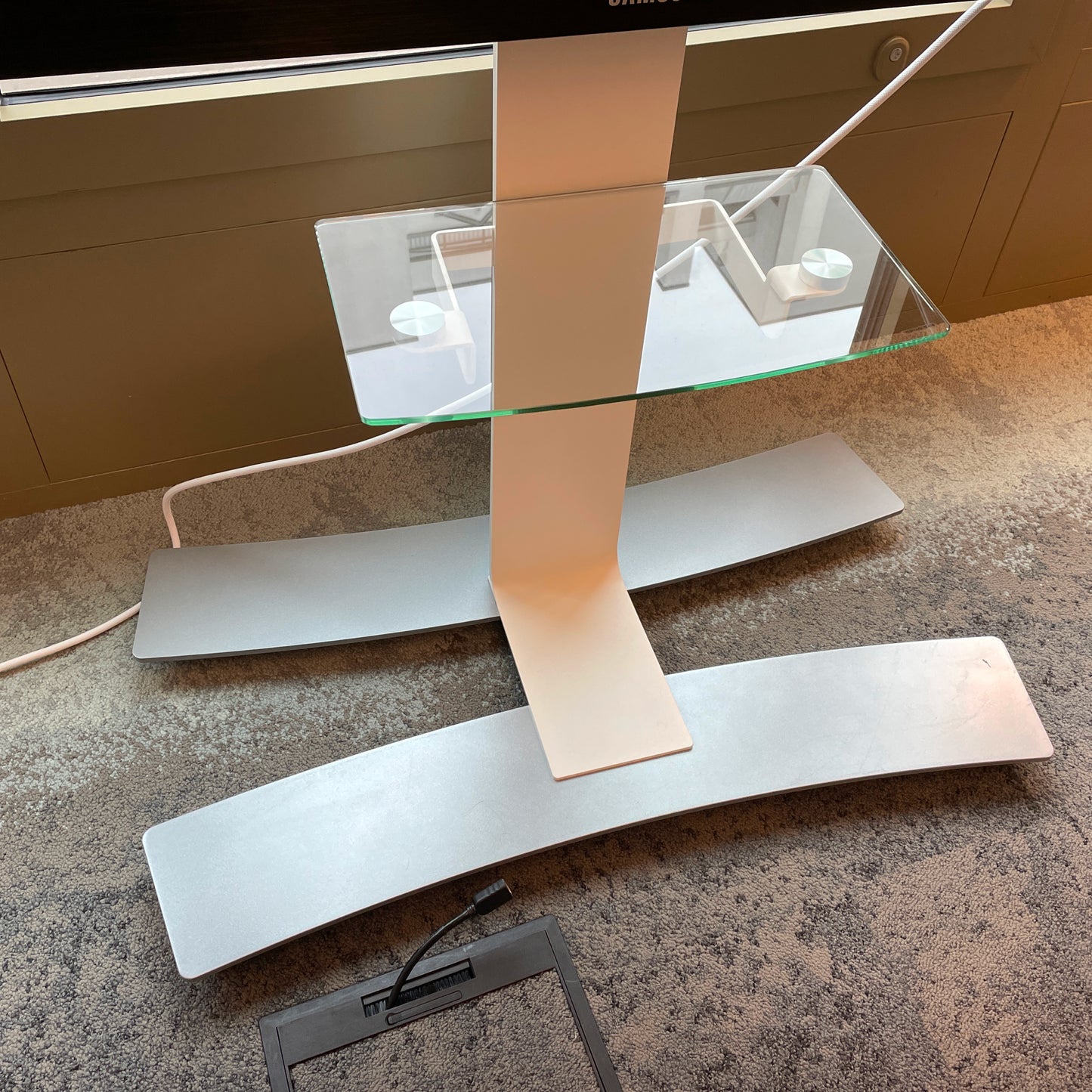 Samsung TV auf Ständer mit Rollen