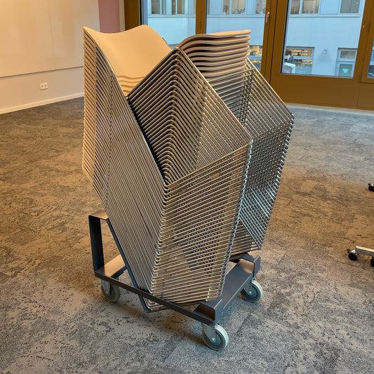 Stuhlwagen mit 80 Konferenzstühlen